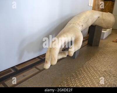 Grande braccio e statua in marmo romano antica a mano dettaglio al museo di Roma Montemartini Foto Stock