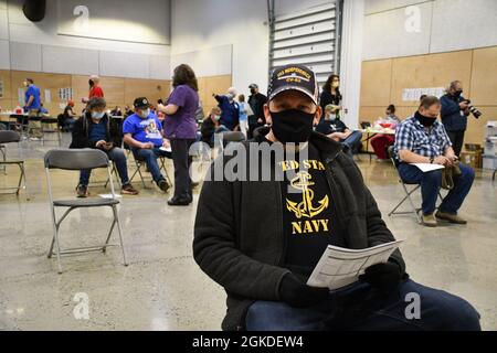 Un veterano della Marina e Montana locale attende quindici minuti dopo aver ricevuto il suo vaccino Moderna durante il Montana VA Health Care System COVID-19 Clinic di vaccinazione presso Helena Aviation Readiness Center, 20 marzo 2021. Il Montana VA è stato in grado di vaccinare due volte la loro quantità normale di veterani a causa delle dimensioni del Montana National Guard Facility. Foto Stock