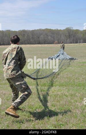 Senior Airman John Marta (primo piano) e Tech. SGT. Gary allarga (background) entrambi gli specialisti del trasporto aereo con il 25th Aerial Port Squadron, recuperare un paracadute dopo una caduta di carico durante l'esercizio Auburn Tide alla Maxwell Air Force base, Alabama. Auburn Tide è stata una dimostrazione a livello di ala della disponibilità al pre-dispiegamento volta a migliorare le competenze del 908esimo Airmen nei mesi precedenti al più grande dispiegamento nella storia dell'ala. Foto Stock