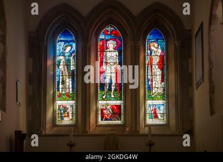 Vetrata di Sir Edward Burne - Jones nella chiesa di St Margarets. I tre Arcangeli; Gabriel, Michael e Raffaello (da L a R) Rottingdean UK. Foto Stock