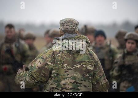 Direttore generale Sgt. Terrence Edwards, il capo di comando della 93d Air Ground Operations Wing, parla con Airmen dell'820th base Defense Group (BDG) durante un esercizio di preparazione alla missione (MRX), marzo 21. 2021, alla base dell'aeronautica di Moody, Georgia. LA MRX ha permesso alla 820a BDG di praticare un lavoro di combattimento agile contro un avversario vicino-peer. Foto Stock