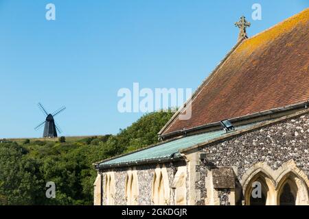 Vista su Rottingdean verso Beacon Mill (nuovo Mulino) sulla collina, visto dal cimitero della Chiesa di San Margarets. Rottingdean, Regno Unito (127) Foto Stock