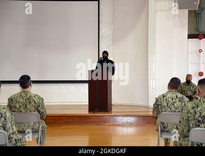 YOKOSUKA, Giappone (22 marzo 2021) – Maestro Capo Aviation Ordnanceman Missy Hackney, assegnato alla USS Ronald Reagan (CVN-76) parla agli ospiti durante una celebrazione del mese della Storia delle Donne che si tiene nell'auditorium C2 a bordo del Comandante, Fleet Activities Yokosuka (CFAY), marzo 22. Il mese della storia delle donne celebra i risultati sociali, economici, culturali e politici delle donne nella storia americana. Per oltre 75 anni, la CFAY ha fornito, mantenuto e gestito strutture e servizi di base a supporto delle forze navali dispiegate in avanti della 7th Fleet statunitense, dei comandi degli inquilini e di migliaia di militari Foto Stock