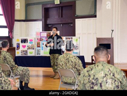 YOKOSUKA, Giappone (22 marzo 2021) – Master-at-Arms II Classe Eloy Avila, membro del Comitato multiculturale (MCC), parla agli ospiti durante la celebrazione del mese della Storia delle Donne che si tiene nell’auditorium C2 a bordo del Comandante, Fleet Activities Yokosuka (CFAY) marzo 22. Il mese della storia delle donne celebra i risultati sociali, economici, culturali e politici delle donne nella storia americana. Per oltre 75 anni, CFAY ha fornito, mantenuto e gestito strutture e servizi di base a supporto delle forze navali dispiegate in avanti della 7th Fleet statunitense, dei comandi locatari e di migliaia di militari e ci Foto Stock