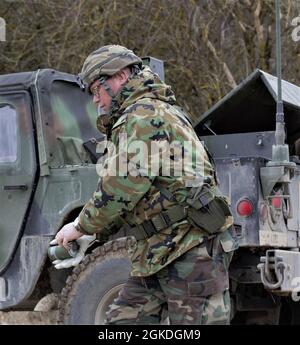 Matteis Saet, assegnato alla squadra multinazionale Joint Readiness Center Dragon, si prepara a lanciare una granata fumogena il 22 marzo 2021 presso l'Hohenfels Training Area. Il team Dragon conduce corsi di formazione per la certificazione pirotecnica e delle granate di fumo per il nuovo personale. Foto Stock