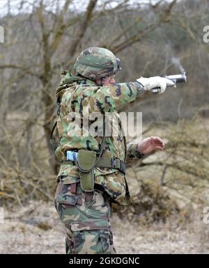 Matteis Saet, assegnato alla squadra multinazionale Joint Readiness Center Dragon, spara una pistola a lancia il 22 marzo 2021 presso l'area di addestramento Hohenfels. Il team Dragon conduce corsi di formazione per la certificazione pirotecnica e delle granate di fumo per il nuovo personale. Foto Stock