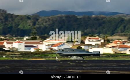 A B-2 Spirit, assegnato alla base dell'aeronautica di Whiteman, Missouri, atterra a Lajes Field, Azzorre, 22 marzo 2021. L'aviazione militare statunitense distribuisce regolarmente una varietà di aeromobili e unità in tutta Europa per la formazione e per supportare gli obiettivi di comando dei combattenti geografici. Foto Stock