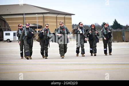 Un equipaggio di F-15E Strike Eagle per tutte le donne fa un passo verso la linea del volo in osservazione del mese della storia delle donne alla Royal Air Force Lakenheath, Inghilterra, 22 marzo 2021. Dichiarato dal Congresso degli Stati Uniti nel 1987, il Women’s History Month è una celebrazione dei contributi che le donne hanno dato alla società, alla cultura e alla storia. Foto Stock