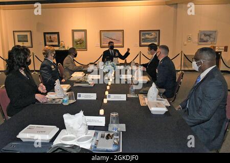 Gen. Lt. Gene Kirkland (centro), comandante del centro di supporto dell'aeronautica, Briga. Il Gen. Jennifer Hammerstedt (secondo da sinistra), comandante del complesso di logistica dell'aria di Warner Robins e il col. Brian Moore (secondo da destra), comandante dell'installazione di Robins, incontra con i congressisti della Georgia Austin Scott (terzo da destra), ottavo distretto congressuale, E Sanford Bishop Jr. (Terzo da sinistra), secondo distretto del Congresso, durante un pranzo 22 marzo 2021, al Museo dell'Aviazione alla base dell'aeronautica di Robins, Georgia. Il gruppo si è seduto al piccolo pranzo prima di partecipare all'apertura di Project Synergy, una collaborazione Foto Stock