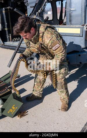 I membri di 11 squadroni di salvataggio con HH-60 Pave Hawk’s partecipano allo Spud Smoke 21, partendo da Gowen Field al Orchard Combat Training Center, Idaho, 8-28 marzo 2021. Spud Smoke 21 è un esercizio che si concentra sui fondamentali dell'impiego delle armi e sugli ambienti dinamici di minaccia. Gli squadroni partecipanti includono il 55esimo Squadrone di salvataggio, il 79 RQS, il 655esimo Squadrone di manutenzione dell'aria e il 563 Squadrone di supporto operativo della base dell'aeronautica di Davis-Monthan, il 66 RQS, il Seal Team 7, il 58 RQS, il 34esimo Squadrone di armi e il 855 AMXS della base dell'aeronautica di Nellis, 512 RQS dalla base dell'aeronautica di Kirtland e dalla t Foto Stock