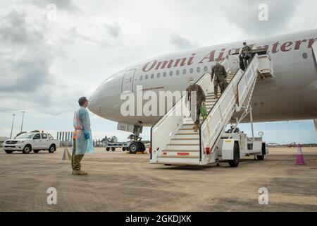 Australian Army Warrant Officer di Classe 2 Lee Pendlebury, a sinistra, un ufficiale di garanzia operativa con forza rotazionale Marina – Darwin, si prepara ad assistere i Marines statunitensi con MRF-D, alla Royal Australian Air Force base, Darwin, NT, Australia, marzo 22, 2021. Marines e marinai con MRF-D sono tenuti a condurre rigorose procedure di mitigazione COVID-19 prima dell'arrivo a Darwin, in conformità con le autorità sanitarie del territorio del Nord. Tutti i membri dell'assistenza devono fornire tre test di tampone COVID-19 negativi documentati durante il viaggio e prima di essere rilasciati da un periodo di quarantena di 14 giorni. Foto Stock