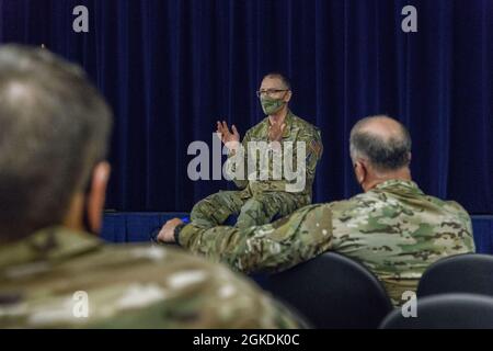 Maxwell AFB, Ala. - Capo Maestro Sergente della forza spaziale Roger A. Towberman parla al Capo dello staff della Leadership Academy, 22 marzo 2021. Foto Stock
