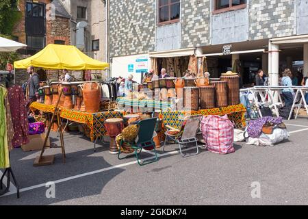 Bancarelle che vendono vari oggetti da tutto il mondo al mercato di Totnes, South Hams, Devon Foto Stock