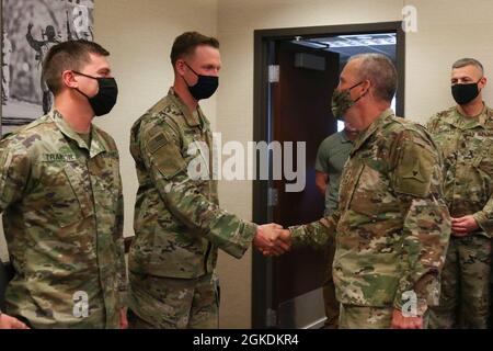 Il Gen. Robert White, III corpo che comanda il generale, presenta una moneta a SPC. Anchor Jennison, medaglia di combattimento assegnata alla truppa della sede centrale e della sede centrale, 3rd Squadron, 61st Cavalry Regiment, 2nd Stryker Brigade Combat Team, 4th Infantry Division, at Fort Carson, Colorado, Mar 23, 2021. Jennison è uno dei 2 soldati della 4° Divisione fanteria che ha vinto il concorso Army Best Medic di quest’anno. Foto Stock