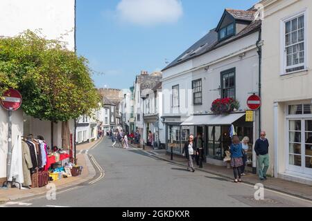 Negozi indipendenti e acquirenti in Totnes High Street, South Hams, Devon Foto Stock