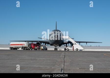 Un velivolo di nave cisterna USAF KC-10 sul tarmac della 5th Wing Goose Bay sta rifornendo durante l'esercitazione Amalgam Dart 21-2 il martedì 23 marzo 2021, 5th Wing Goose Bay, Terranova e Labrador, Canada. La petroliera utilizza un sistema di rifornimento misto di manichette e canottiere che le consente di rifornire un aeromobile in volo. ©2021 DND/MDN EX AMALGAM DART 21-2. Foto Stock