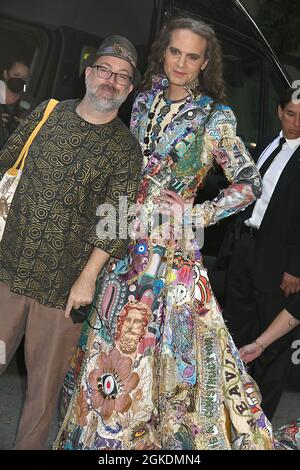 Michael Sylvan Robinsn e Jordan Roth partono dal Mark Hotel per il Metropolitan Museum Costume Institute Benefit Gala il 13 settembre 2021 a New York, New York, USA. L'oggetto della mostra è chiamato " in America: Un lessico di moda". Robin Platzer/ Twin Images/ SIPA USA Foto Stock