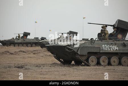 AREA DI ADDESTRAMENTO SMARDAN, Romania—soldati rumeni Navigate TR-85 Main Battle Tanks attraverso un obiettivo di addestramento durante l'esercizio della forza congiunta Justice Eagle qui marzo 23. L'esercizio ha visto la partecipazione di Stati Uniti, Polonia e Romania. Atlantic Resolve training events come Justice Eagle rafforza i legami tra gli alleati della NATO e mette in mostra forze coesive, pronte e capaci. Foto Stock