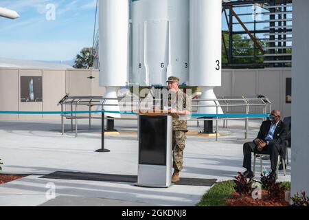 United Launch Alliance Delta II Rocket entra a far parte del Rocket Garden durante la cerimonia di taglio del nastro presso il Kennedy Space Center (KSC) Visitor Complex a Merritt Island, Fl., 23 marzo 2021. Briga. Il Gen. Stephen Purdy, 45° comandante dell'Ala spaziale, ha commentato e ha contribuito a tagliare il nastro durante la cerimonia insieme ai 45° partner di lancio dell'Ala spaziale. Foto Stock