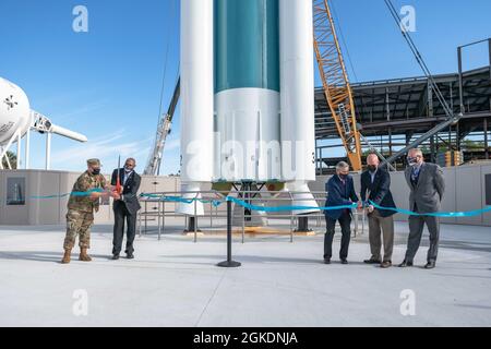 United Launch Alliance Delta II Rocket entra a far parte del Rocket Garden durante la cerimonia di taglio del nastro presso il Kennedy Space Center (KSC) Visitor Complex a Merritt Island, Fl., 23 marzo 2021. Briga. Il Gen. Stephen Purdy, 45° comandante dell'Ala spaziale, ha commentato e ha contribuito a tagliare il nastro durante la cerimonia insieme ai 45° partner di lancio dell'Ala spaziale. Foto Stock