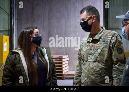 Il col. Gavin Gardner, comandante del comando delle munizioni congiunte, ha fatto un tour nella struttura di conversione MK20 Rockeye dell'Esercito di Crane per testimoniare come la forza lavoro di Crane sta convertendo munizioni inutilizzabili in dispensatori di opuscoli. Ha parlato con Jayne Leahy, supervisore dell'operatore di esplosivi, del processo di conversione, oltre a come Crane continua a mantenere l'operazione sicura per i dipendenti che lavorano nello stabilimento. Il col. Gardner ha visitato l'attività di munizioni dell'esercito di gru il 22 e 23 marzo 2021 | Foto da Lindsay Grant, munizioni dell'esercito di gru attività di affari pubblici Foto Stock