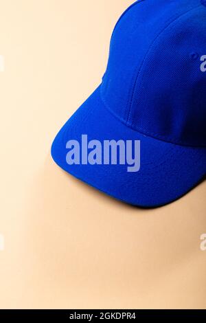 Composizione di cappellino da baseball blu con punta tradizionale su sfondo marrone chiaro Foto Stock