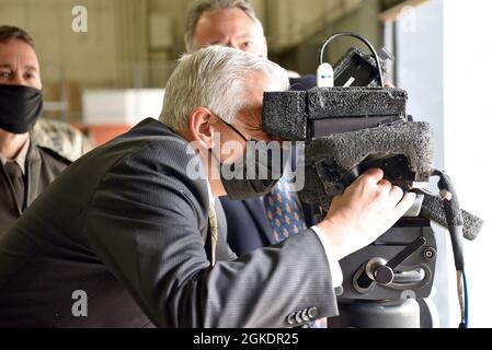 Christopher J. Lowman, il funzionario senior che svolge i compiti di sottosegretario dell'esercito, concentra il mirino su un bersaglio simulato mentre si percorre la lente Javelin Lightweight Command Launch Unit durante la visita con i missili e gli ufficiali spaziali del Program Executive Office, marzo 23, all'Arsenal Redstone, Alabama. Foto Stock