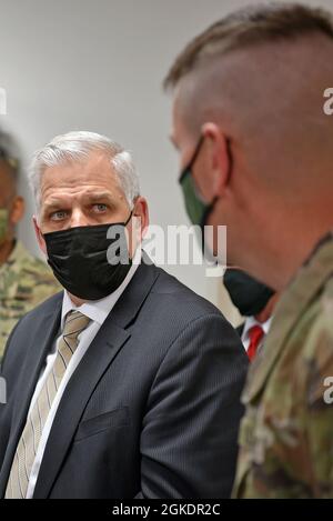 Christopher J. Lowman, funzionario senior che svolge le funzioni del Sottosegretario dell'esercito, visita il laboratorio Integrated Air and Missile Defense Battle Command System del 23 marzo presso l'Arsenal di Redstone, Alabama, con il Colon. Phil Rottenborn, Program Executive Office missili e spazio, Integrated Fires Mission Command Project manager, Per comprendere meglio come il sistema combina i sensori e le armi per la difesa missilistica e aerea attuali e futuri in una capacità di controllo antincendio integrata comune, consentendo al guerriero di integrare completamente le funzionalità AMD in tutti gli echelon. Foto Stock