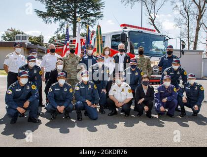 Il col. Thomas Matelski, posteriore a sinistra nella uniforme dell'esercito, comandante della Garrison dell'esercito degli Stati Uniti Giappone; e il comando di USAG Giappone Sgt. Il Major Justin Turner, posteriore a destra nell'uniforme dell'esercito, riconosce il reparto di vigili del fuoco del presidio a Camp Zama, Giappone, marzo 23, per aver vinto il premio annuale del vigile del fuoco e dei servizi di emergenza del Dipartimento della Difesa del premio annuale del pompiere nel Pacifico. Il capo dei vigili del fuoco regionale Frank Wombwell si trova a destra di Turner, mentre il vice capo dei vigili del fuoco regionale Richard Juday si trova a destra di Matelski. Foto Stock