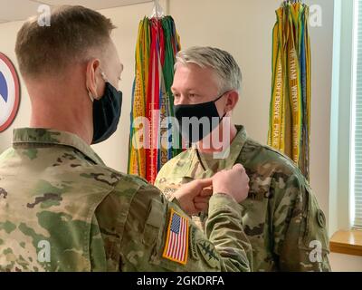 Jeffery Benton, vicedirettore degli affari civili, primo comando di sostegno del teatro, è insignito della medaglia di servizio Meritorious dal Colon. Joseph R. Kurz, capo di stato maggiore, primo TSC, a Fort Knox, Kentucky, Marzo 24, 2021. Benton è stata riconosciuta per aver lavorato al di sopra del suo livello di responsabilità e per aver creato procedure operative standard per gli affari civili per il 1° TSC nell'area di responsabilità del comando centrale. Foto Stock