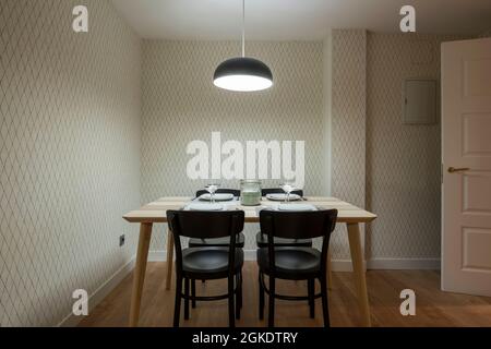 tavolo da pranzo con quattro servizi posti nell'ufficio di una casa di design contemporaneo Foto Stock