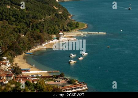 Barche da diporto ormeggiate sulle spiagge vicino a Sariyer, a nord di Istanbul, vicino al Mar Nero nello stretto del Bosforo. Foto Stock