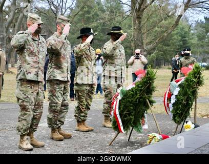 Le squadre di comando di due unità dell'esercito degli Stati Uniti salutano in occasione di una cerimonia di commemorazione a Zagan, in Polonia, il 24 marzo 2021. Da sinistra a destra (in uniformi mimetizzazione): Army col. Ricardo Roig, 50esimo comandante del gruppo di sostegno regionale (RSG), Command Sgt. Robert Sweat, 50° RSG comando sergente maggiore, Army col. Ryan Hanson, 1° Brigata Armored, 1° Divisione Cavalleria (1ABCT 1CD) comandante, e comando Sgt. Major Calvin Hall, 1ABCT 1CD comando sergente maggiore. La cerimonia commemora gli sforzi dei membri del servizio alleato che hanno partecipato alla “Grande fuga” di Stalag Luft III, un campo di prigionia tedesca di guerra, a Marc Foto Stock