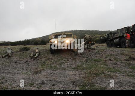 I soldati con il 303esimo Battaglione di intelligenza militare prendono fuoco durante un'operazione di recupero del veicolo, 24 marzo 2021, Fort Hood, Texas. I soldati imparano a condurre missioni in ogni ambiente, anche in ambienti ostili. Foto Stock