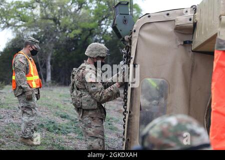 Soldati con 303esima brigata militare di intelligence backup il relitto per recuperare un veicolo abbattuto, 24 marzo 2021, Fort Hood, Texas. Il recupero del veicolo è praticato giorno e notte. Foto Stock