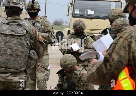 I soldati con 303esimo Battaglione di intelligenza militare ricevono la missione e scrivono le informazioni pertinenti, 24 marzo 2021, Fort Hood, Texas. In qualsiasi momento durante la missione si potrebbe chiedere ai soldati di richiamare dettagli specifici. Foto Stock