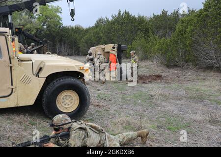 I soldati con il 303esimo Battaglione di intelligenza militare trasportano un incidente simulato, 24 marzo 2021, Fort Hood, Texas. L'assunzione di incidenti durante gli esercizi assicura la rotazione della leadership. Foto Stock