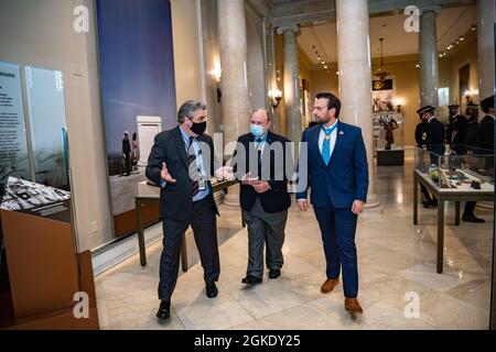 Roderick Gainer (a sinistra), storico, cimitero nazionale di Arlington; Dà un tour della Sala d'esposizione del Memorial Amphitheater ai destinatari della medaglia d'onore U.S. Army 1st Lt. Brain Thacker (centro) e del direttore della Marina degli Stati Uniti Edward Byers, Jr. (Destra) nella Sala d'esposizione del Memorial Amphitheater al cimitero nazionale di Arlingotn, Arlington, Virginia, 25 marzo 2021. Thacker e Byers hanno partecipato ad una cerimonia di premiazione dell'Esercito alla Tomba dello Sconosciuto in onore della Giornata della Medaglia d'onore. Foto Stock