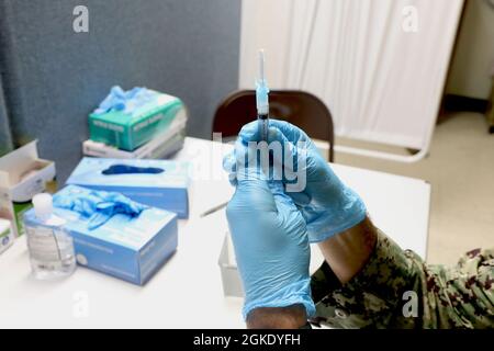 U.S. Navy Hospital Corpsman 2a classe Dylon Canady, un nativo di Las Vegas e un tecnico chirurgico assegnato alla clinica navale di salute Oak Harbor, prepara il vaccino COVID-19 presso il centro di vaccinazione comunitaria della Chiesa episcopale metodista africana, gestito a livello federale, Orange, New Jersey, il 25 marzo 2021. I marinai provenienti da tutto il paese sono schierati a sostegno delle operazioni federali di risposta al vaccino del Dipartimento della Difesa. Il comando del Nord degli Stati Uniti, attraverso l'esercito del Nord degli Stati Uniti, rimane impegnato a fornire il supporto continuo e flessibile del DoD alla gestione federale dell'emergenza A. Foto Stock