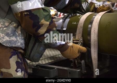 Personale Sgt. Chase Wood, 8o ispettore munizioni di manutenzione Squadron, assicura le munizioni a un rimorchio durante un evento di addestramento di routine alla base aerea di Kunsan, Repubblica di Corea, 24 marzo 2021. L'ottavo MXS "Dragons" costruisce e mantiene munizioni per l'ottava ala da caccia. Foto Stock