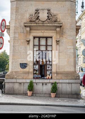 Caffetteria, Praga, Repubblica Ceca. Una caffetteria bizzarra situata all'interno dell'architettura del Ponte Legioni (la maggior parte dei Legii), Praga. Foto Stock