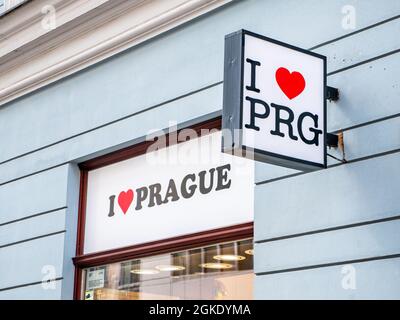 I Love Praga negozio. Firma e branding per un negozio di souvenir nella capitale della Repubblica Ceca, chiamato con una variante del famoso slogan di NYC. Foto Stock