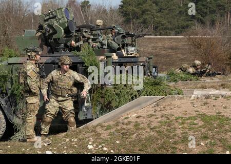 Soldati americani assegnati al 1 ° Squadron, 91st Cavalry Regiment, 173 Brigata Airborne, partecipare ad un esercizio di fuoco dal vivo al 7 ° Army Training Command's Grafenwoehr Training Area, Germania, 25 marzo 2021. Foto Stock