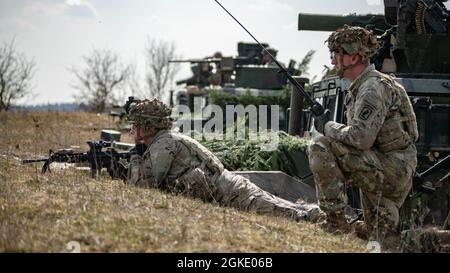 Soldati americani assegnati al 1 ° Squadron, 91st Cavalry Regiment, 173 Brigata Airborne, partecipare ad un esercizio di fuoco dal vivo al 7 ° Army Training Command's Grafenwoehr Training Area, Germania, 25 marzo 2021. Foto Stock