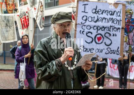 LONDRA, INGHILTERRA - Settembre 14 2021, la stilista di moda Dame Vivienne Westwood dà un discorso a attivisti anti-guerra al di fuori del centro Excel dove si tiene il DSEI (Defense and Security Equipment International) Foto Stock