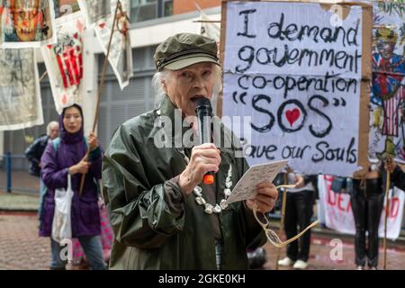 LONDRA, INGHILTERRA - Settembre 14 2021, la stilista di moda Dame Vivienne Westwood dà un discorso a attivisti anti-guerra al di fuori del centro Excel dove si tiene il DSEI (Defense and Security Equipment International) Foto Stock