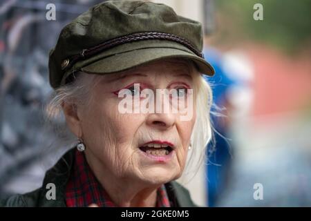 LONDRA, INGHILTERRA - Settembre 14 2021, la stilista di moda Dame Vivienne Westwood dà un discorso a attivisti anti-guerra al di fuori del centro Excel dove si tiene il DSEI (Defense and Security Equipment International) Foto Stock