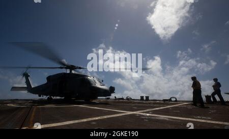 210325-N-VD554-1047 OCEANO PACIFICO (25 marzo 2021) – Boatswain’s Mate 2nd Class Martin Sadler (a sinistra), da San Louis Obispo, California, E il capo Boatswain, Mate Antonio Saiz, di Hutchinson, Kan., si prepara a lanciare un falco marino MH-60R attaccato ai “signori della guerra” dello sciopero marittimo Helicopter Squadron 51 durante le operazioni di volo a bordo del cacciatorpediniere missilistico guidato di classe Arleigh Burke USS Rafael Peralta (DDG 115). Rafael Peralta è assegnato alla Task Force 71/Destroyer Squadron (DESRON) 15, la più grande DESRON dispiegata in avanti della Marina e la principale forza di superficie della 7a flotta statunitense. Foto Stock