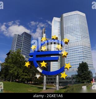 Panorama: Euro-skulptur vor Commerzbank Zentrale, Eurotower, Frankfurt am Main (nur fuer redaktionelle Verwendung. Keine Werbung. Referenzdatenbank: Foto Stock