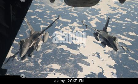 Due 120th Fighter Squadron F-16 Fighting Falcons dalla base dell'aeronautica di Buckley, Colom., si staccano da un'estensione KC-10 dalla base dell'aeronautica di Travis, Cali., sopra il Canada del sud durante l'esercitazione Amalgam Dart 21-02, 22 marzo 2021. L'esercizio sarà eseguito dal 20-26 marzo e va dal mare di Beaufort a Thule, Groenlandia e si estende a sud lungo l'Atlantico orientale fino alla costa statunitense del Maine. Amalgam Dart 21-02 offre a NORAD l'opportunità di affinare le capacità di difesa della patria, in quanto le forze canadesi, statunitensi e NATO operano insieme nell'Artico. NORAD, comando canadese e americano binazionale, impiega net Foto Stock